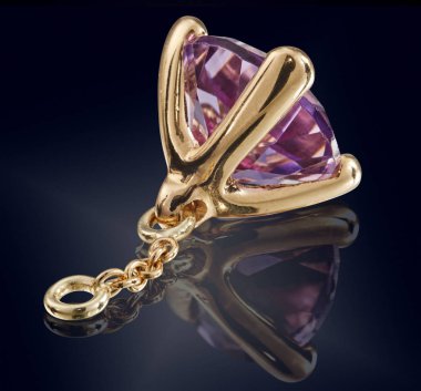 Altın izole kurma amethist değerli taş.