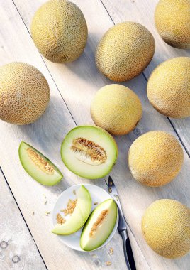 cantalupe galia kavun ahşap bir masa üzerinde.