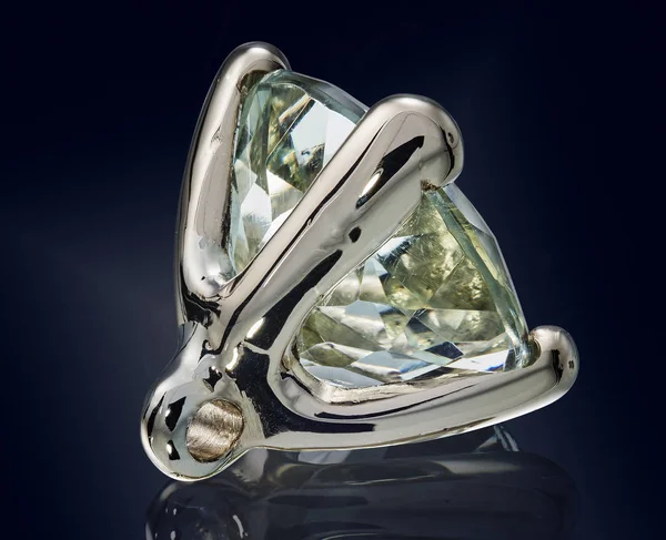 prasioliet kuvars değerli taş altın izole kurma.