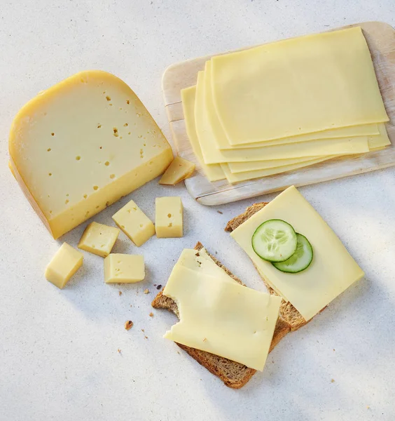 Trozos Queso Rebanadas Una Rebanada Pan —  Fotos de Stock