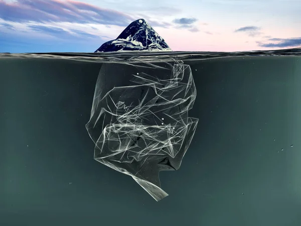 格陵兰背景下漂浮在海洋中的垃圾塑料冰山 — 图库照片