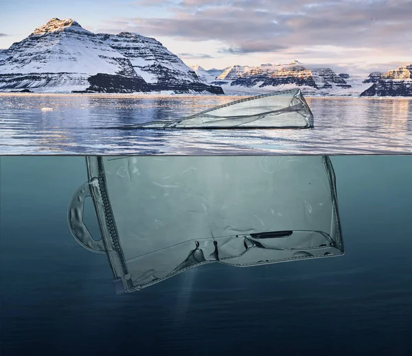 Isberget Sopor Plast Flytande Havet Med Grönland Bakgrund — Stockfoto