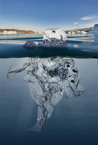 Iceberg Plastikowe Śmieci Pływające Oceanie Grenlandii Tło — Zdjęcie stockowe