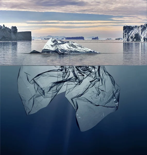 Ijsberg Van Vuilnis Kunststof Zweven Oceaan Met Groenland Achtergrond — Stockfoto
