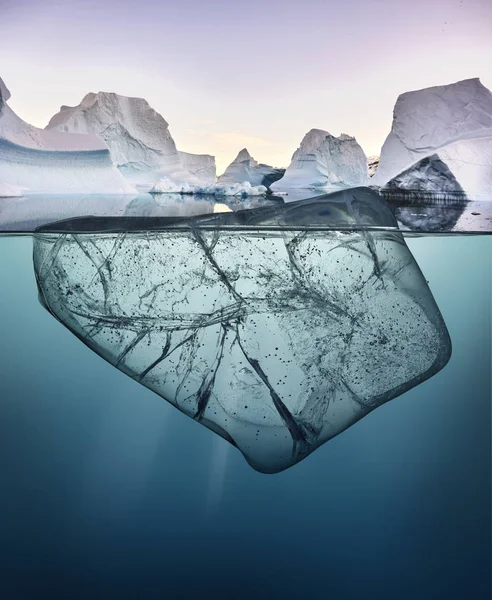 Jégtömb Víz Alatti Kilátás Grönland Háttérrel — Stock Fotó
