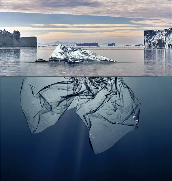 Iceberg Plástico Basura Flotando Océano Con Fondo Groenlandia —  Fotos de Stock