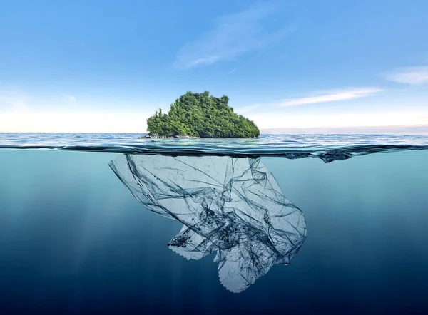 Iceberg Plástico Basura Con Isla Flotando Océano — Foto de Stock