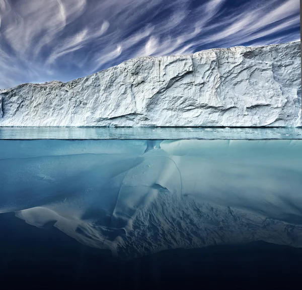 Παγετώνας Παραπάνω Και Υποβρύχια Προβολή Που Λαμβάνεται Στη Γροιλανδία — Φωτογραφία Αρχείου