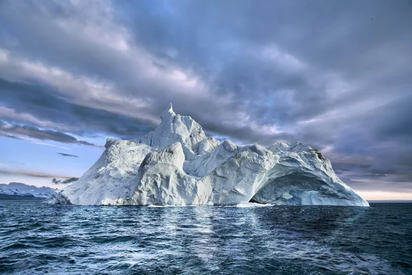 Iceberg Flotando Fiordo Groenlandia — Foto de Stock