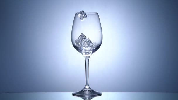 把饮料和冰块倒入玻璃杯中 — 图库视频影像