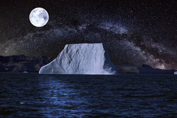 Айсберг Зоряною Ніччю Повним Місяцем — стокове фото