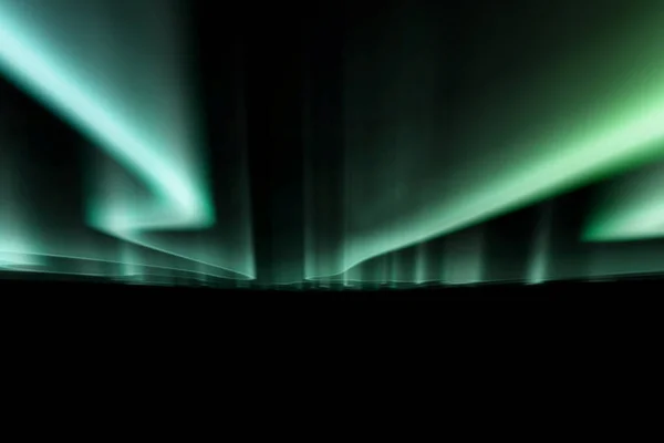 Siyah arka plan karşı yeşil Kuzey ışıkları. — Stok fotoğraf