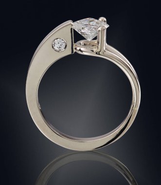 Siyah arka plan üzerine izole değerli taş ile altın yüzük