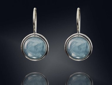 Siyah arka plan üzerine izole değerli taş altın küpe