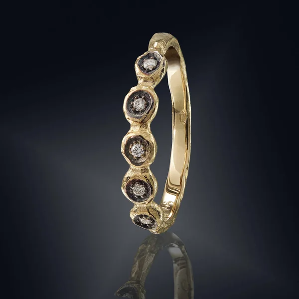 Gouden ring met edelsteen geïsoleerd op zwarte achtergrond — Stockfoto