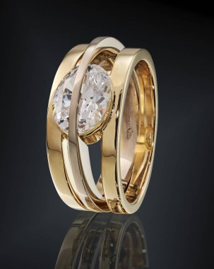 Siyah arka plan üzerine izole değerli taş ile altın yüzük