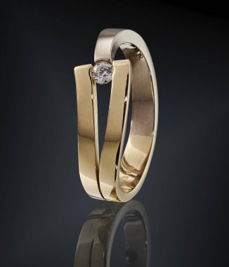 Siyah arka plan üzerine izole değerli taş ile altın yüzük