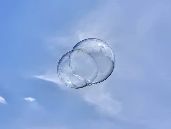 Seifenblase fliegt in Berlin. — Stockfoto