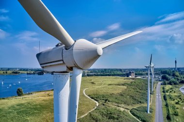 Elektrik üretimi için bir yel değirmeninin yakınında.