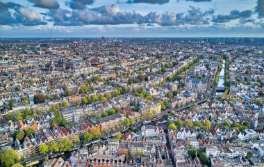 Hollanda, Amsterdam - 13-09-2020: Amsterdam şehrinin yukarıdan görüntüsü