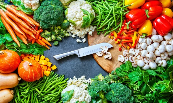 Spousta Zeleniny Nožem Uprostřed — Stock fotografie