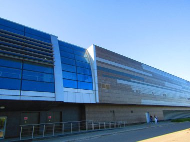 Mavi cam pencere panelleri olan bina