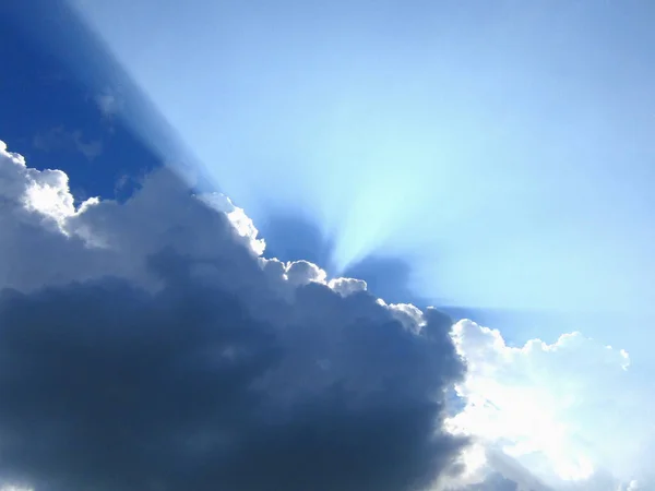 雲と太陽の光で美しい空 — ストック写真