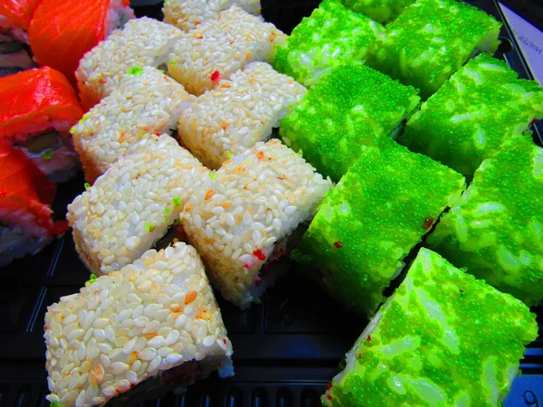 Set Broodjes Met Groene Kaviaar Sesamzaad Vis Een Bord — Stockfoto