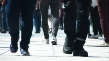 Önünde bazı ayakkabı closeup ile meşgul yaya bölgesi