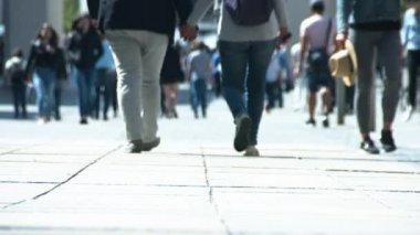 Çiftler ve kızlar la meşgul yaya bölgesi