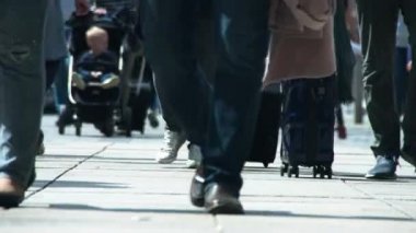 Çocuklarla meşgul yaya bölgesi