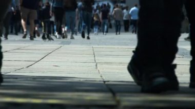 Haddeleme bavulile meşgul yaya bölgesi