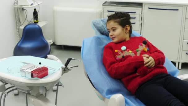 Çocuk Diş Kliniği, dişçi araçları ararken korkuttu — Stok video