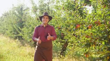 Bahçede gidiyor ve ellerin büyük bir parmak koymak çiftçi portresi.