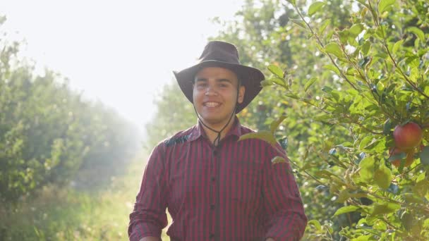 Retrato del agricultor parado en el jardín y levantando grandes dedos de las manos . — Vídeos de Stock