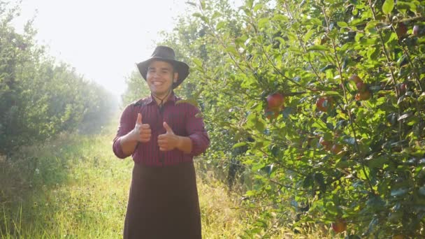 Portrait de fermier debout dans le jardin et mettre un gros doigt de mains . — Video