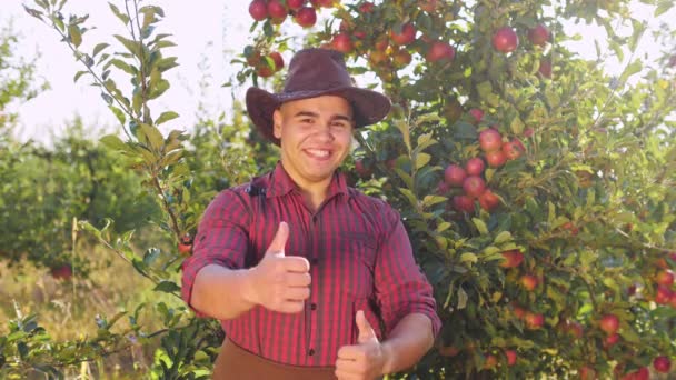 Porträtt av bonden står i trädgården och sätta upp en stora fingrar händer. — Stockvideo