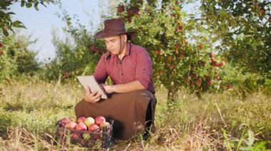 Dijital tablet elma bahçesinde kullanma çiftçi.
