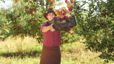 Elma kutusundan kadar komik çiftçi atar