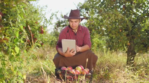 애플 가든에서 디지털 태블릿을 사용 하 여 농부. — 비디오