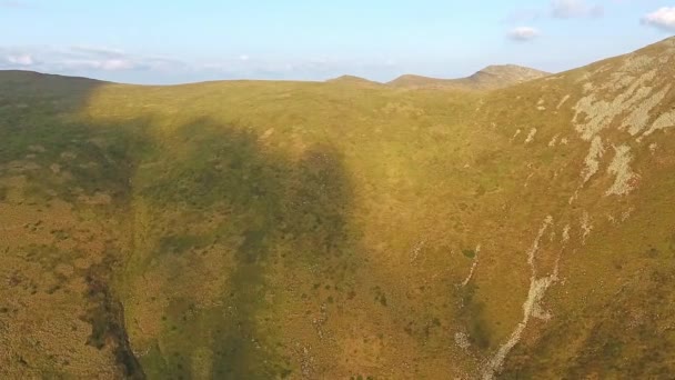 Vista aérea de la cresta de la montaña. Vuelo sobre la cumbre en el soleado día de verano . — Vídeo de stock