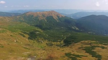 Dağ sırtı hava görünümünü. Güneşli yaz günü zirvesinde üzerinde uçuş.