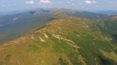 Dağ sırtı hava görünümünü. Güneşli yaz günü zirvesinde üzerinde uçuş.