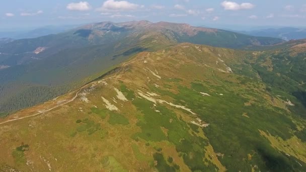 Vista aérea do cume da montanha. Voo sobre cúpula no dia ensolarado de verão . — Vídeo de Stock