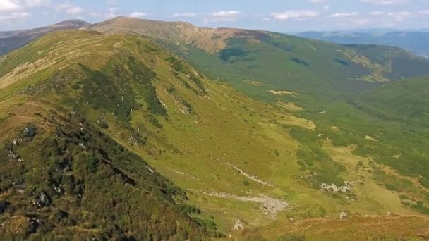 Luftaufnahme des Bergrückens. Flug über Gipfel bei sonnigem Sommertag. — Stockvideo