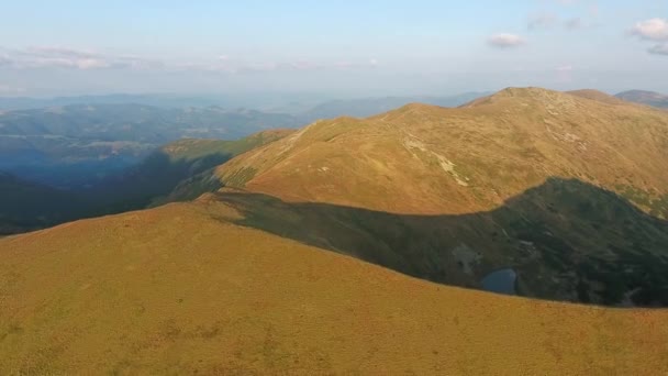 Vista aérea de la cresta de la montaña. Vuelo sobre la cumbre en el soleado día de verano . — Vídeos de Stock