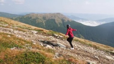 Kadın bir dağ sırtı tırmanışı koşuyor.