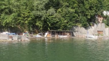 Kirliliği nehir kıyısında boyunca