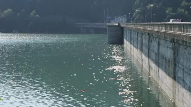 Vervuilde rivier in de buurt van de dam — Stockvideo
