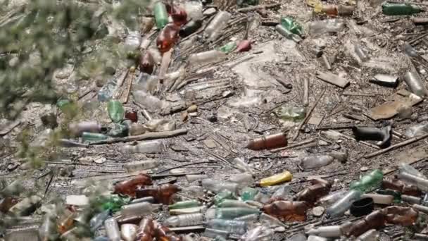 Schwimmende Plastikflaschen und anderer Müll in verschmutztem Wasser — Stockvideo